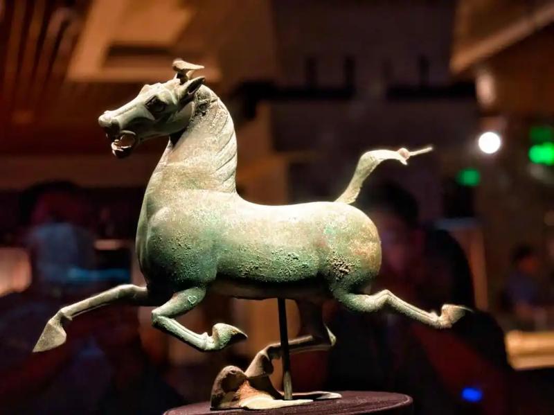 摘抄【地方百科】甘肃出土的铜奔马马踏飞燕和墓主人张江的过往